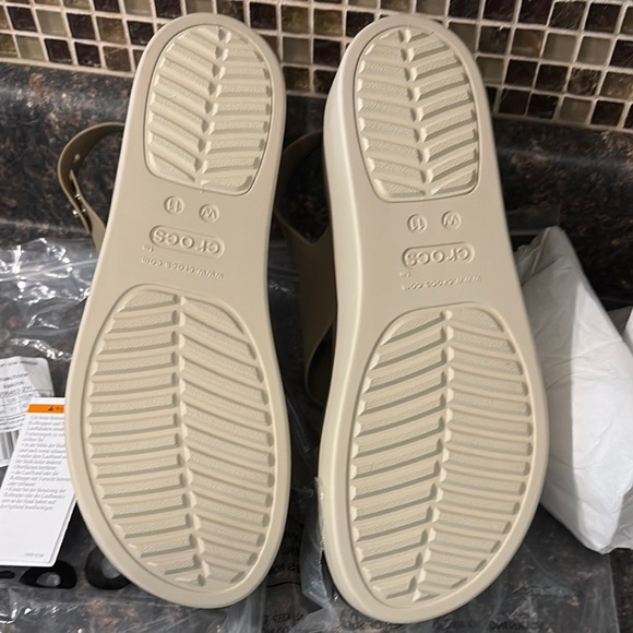 NWT - 11W CROCS Cream Sandals with Chunky Platform and Wide Straps - Picture 2 of 10